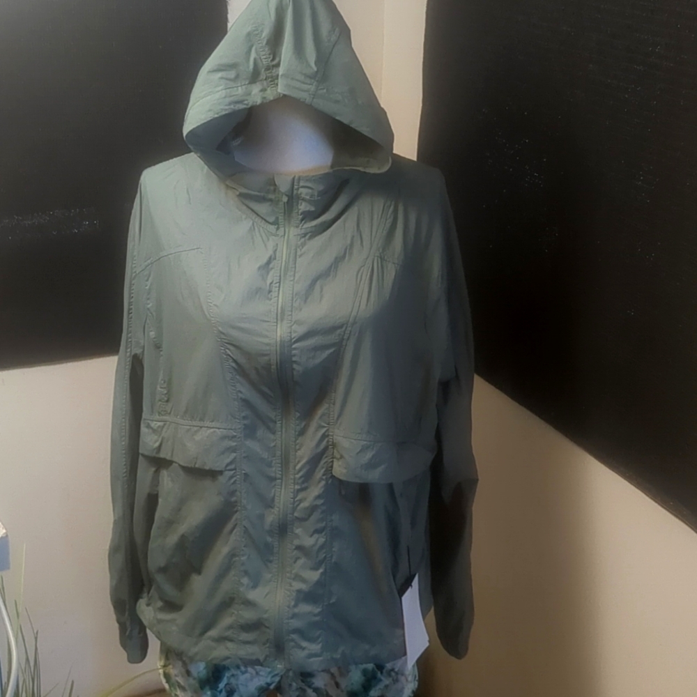 Lululemon Windbreaker Size 12 . 100% Recycled.